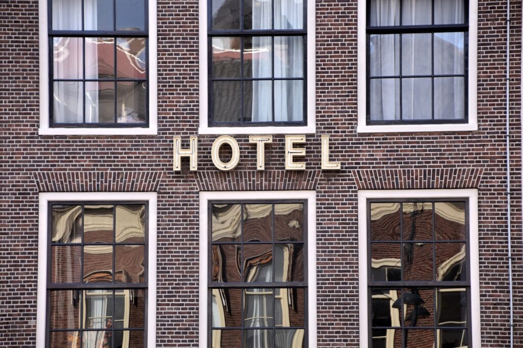 Un plafond jamais atteint jusque-là au cours d'un deuxième trimestre ! D'avril à juin 2026, les tribunaux de commerce ont prononcé 2 642 défaillances d'entreprise de la branche Hébergement Restauration, dont près de 66 % en liquidations judiciaires directes, 33 % en redressements et 1 % seulement en mesure de sauvegarde. Ce sont cette fois les hôtels qui enregistrent la plus forte hausse de liquidations (+66%) devant les Traiteurs (+45%) et la Restauration rapide (+13%), la plus impactée aussi en volume avec la restauration traditionnelle (626 liquidations prononcées).