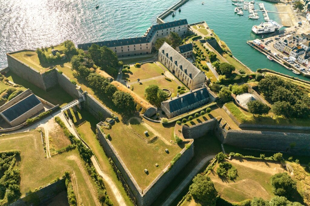 Le groupe hôtelier a annoncé le 3 juillet la conclusion d'un partenariat stratégique avec la Banque des Territoires (groupe Caisse des Dépôts), qui rejoint le projet de renaissance de la Citadelle Vauban de Belle-Île-en-Mer, en qualité d'investisseur de long terme. Au terme de sa restauration - transformation, ce monument historique du 17 ème siècle qui a connu bien des vicissitudes et des propriétaires dans son histoire mouvementée, deviendra à l'horizon 2027, la première adresse française d'Emblems Collection, la dernière marque luxe d'Accor, qui avait racheté la citadelle en 2024.