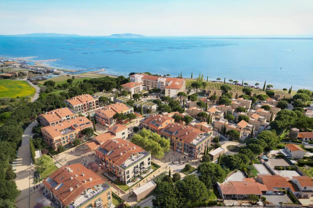 L'opérateur Marriott International et l'investisseur Propriétés & Co ont annoncé la signature d'un accord pour le développement d'un resort de luxe sous l'enseigne The Luxury Collection à Marseillan (Hérault, Languedoc), en bordure de l'étang de Thau. Prévu pour 2029, le projet se veut une extension naturelle de la vie du village de Marseillan. Il devrait comprendre un hôtel de 72 chambres ainsi que 189 résidences de marque. Le resort devrait accueillir neuf espaces de restauration distincts, plusieurs piscines, un spa et un centre de bien-être inspiré des thermes romains.