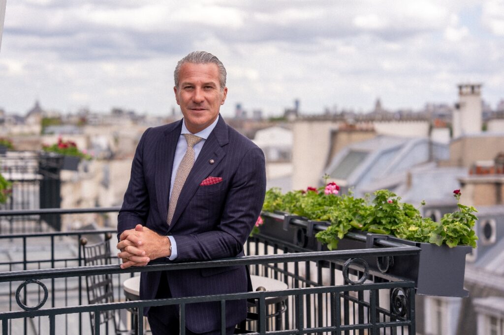 Fabrice Moizan, jusque-là directeur général de l'Eden Roc depuis 2014, a pris le 28 septembre ses fonctions de président et directeur général du légendaire Palace du 112, rue du Faubourg Saint-Honoré. Il avait débuté sa carrière hôtelière à l’Hôtel Barrière Le Normandy Deauville, avant de bâtir un parcours reconnu dans l’hôtellerie de luxe. Il rejoindra le comité exécutif d'Oetker Hotels. Fabrice Moizan succède à Luca Allegri, aujourd'hui directeur général de Luxury Hotel Partners.