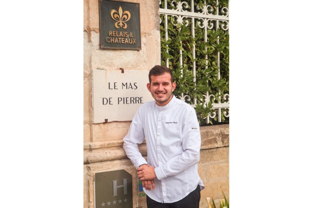 Riche d’un parcours construit auprès de grandes maisons de la gastronomie française, de la Provence (Messadière, Oustau de Baumanière, Palme d'Or) aux Alpes (La Sivolière), le Chef vient inscrire son approche du produit, des saisons et du goût dans les deux univers culinaires du Domaine. Du bistrot italo-provençal, Dolce Provenza, où il défend une cuisine vivante et précise, à La Table de Pierre, restaurant gastronomique, il entend faire dialoguer générosité, précision et naturalité, avec une même attention portée au produit et à l’expérience du convive.