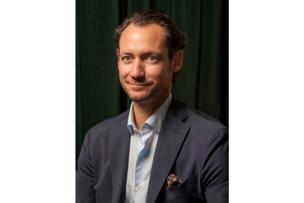 Le groupe Evok Collection officialise la nomination de Benjamin Piat, déjà en fonction depuis juillet, au poste de directeur général du Nolinski Paris, hôtel 5 étoiles de 45 chambres et suites, situé 16 avenue de l'Opéra. Spécialiste de l’hôtellerie de luxe, il a bâti son parcours professionnel au sein d’établissements de référence à Paris et à Londres, dernièrement au Pavillon Faubourg Saint-Germain (5 étoiles, appartenant au groupe Chevalier Paris). Benjamin Piat succède à Mélanie Joyez qui dirigeait le Nolinski Paris depuis son ouverture en 2016.