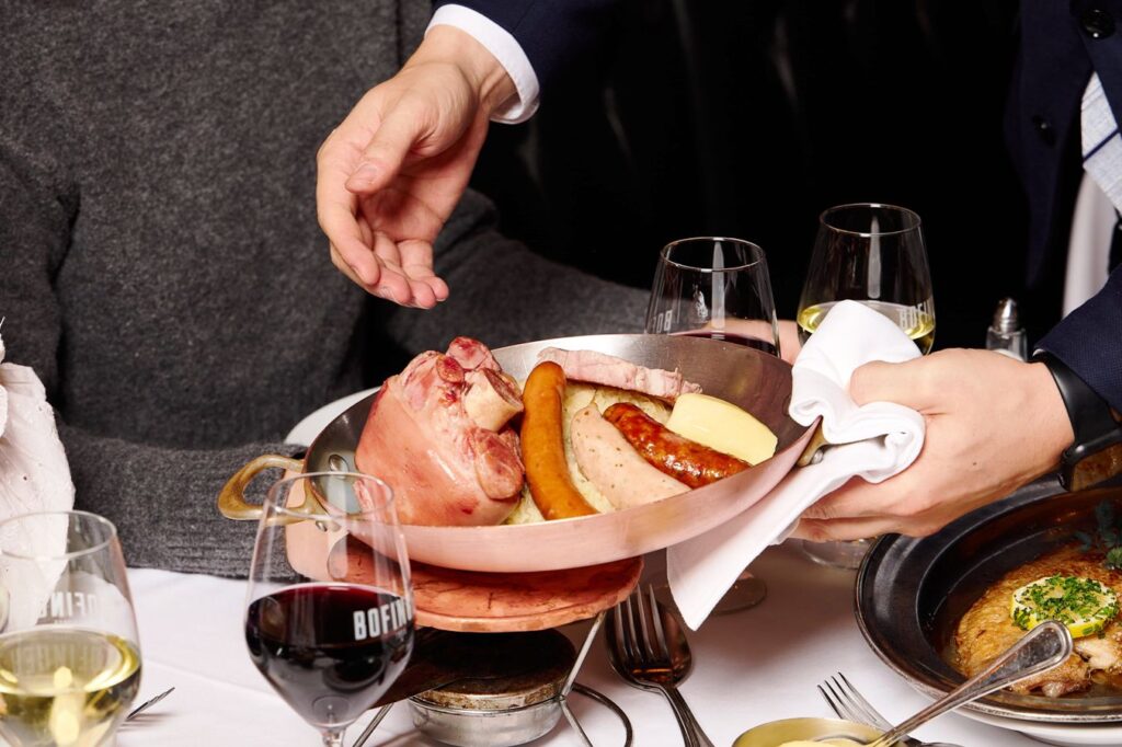 En septembre, l'indice Insee des prix des services de Restauration et d'Hébergement est remonté de 1,9 % à 2,7 % sur 12 mois, en raison d'une forte hausse des tarifs des services d'Hébergement, de +0,7 % à +4,9 %, le rythme pour la Restauration et les Débits de boissons restant inchangé à +2,1 %. Mais sur le seul mois de septembre, l'indice de la branche était quasi stable dans la Restauration (+0,1 %, Cantine exceptée à +0,4 %) et même en baisse saisonnière dans les Campings, Résidences de tourisme et Villages vacances (-29,6%), contrairement aux Hôtels (+2,7%).